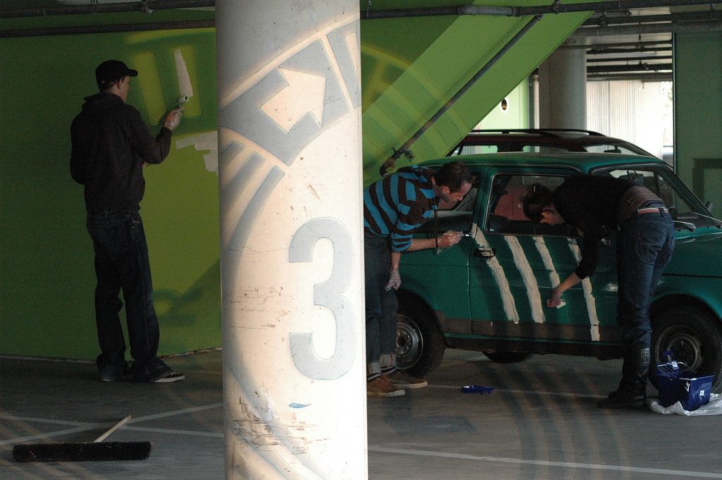Anamorfe projectie schilderen in de parkeerkelder van het VPRO gebouw